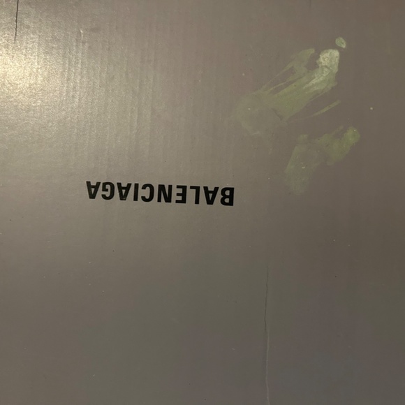 Balenciaga - Picture 3 of 6